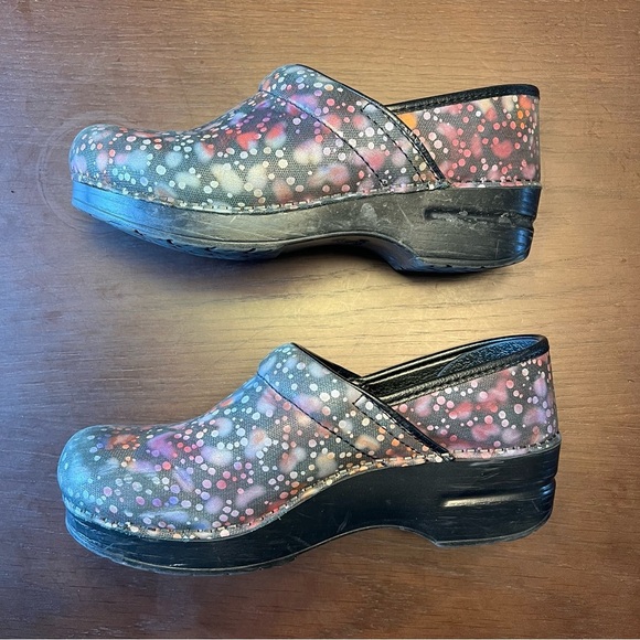 Dansko women’s professional clogs. Patterned. Size 37eu; 7us. - Picture 6 of 6